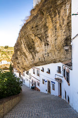 Roca sobre Calle Cuevas de la Sombra
