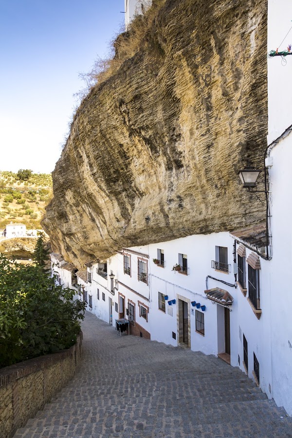 Roca sobre Calle Cuevas de la Sombra